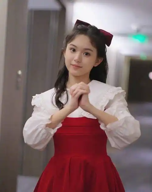 刘楚恬在春晚舞台上的表现也太棒了,她今年才13岁,目前身高已经达到