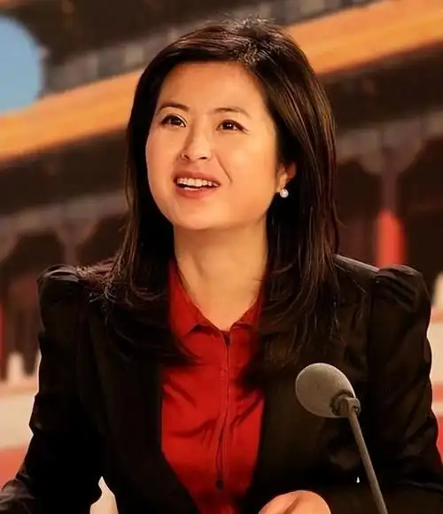 51岁张泉灵最新露面!满头白发突然变老,模样变化好大,不敢认了