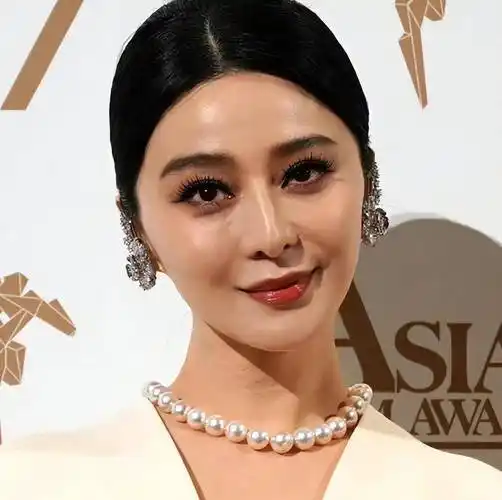 原创香港这夜范冰冰丰满有料赵丽颖裸肩诱人蒋勤勤只惊艳上半身