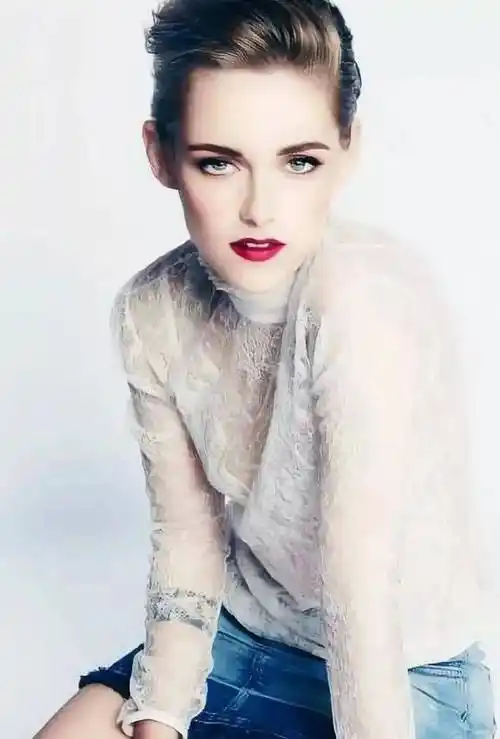 《暮光之城》女主角斯汀斯图尔特美图秀,俏丽多姿,身姿迷人_克里斯汀