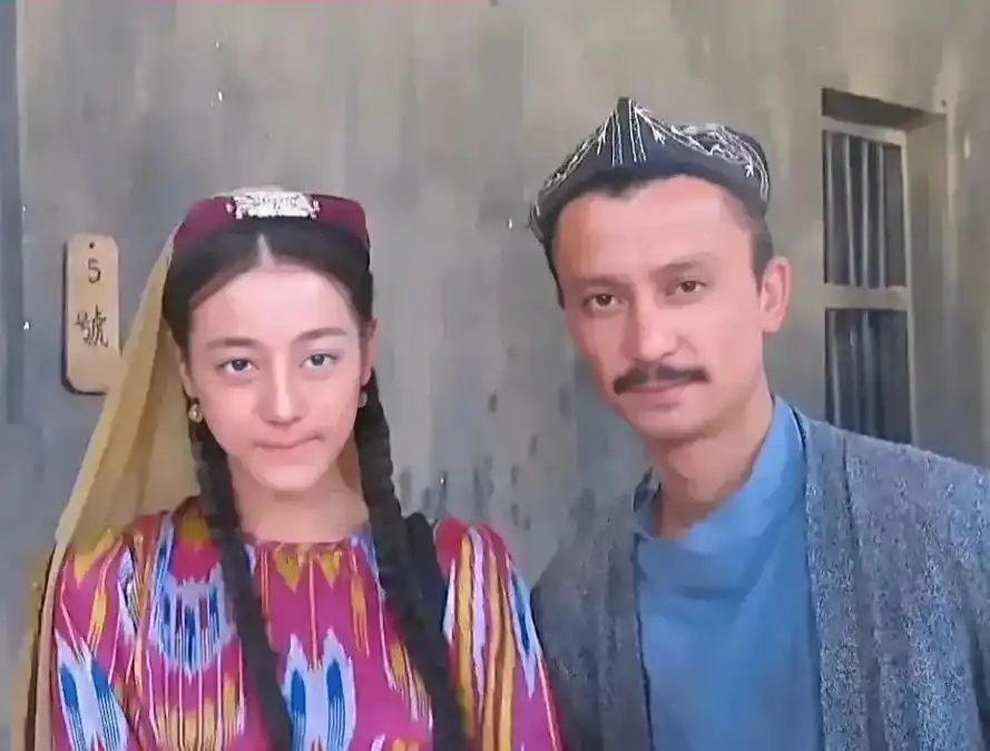 初中时期的热巴,跟父亲的合影.天生丽质,颜值逆天,完美的遗 - 抖音