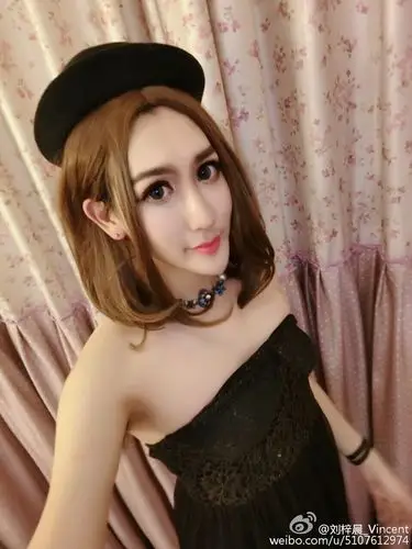 消息整容蛇精男扮女装挤沟自封混血女神