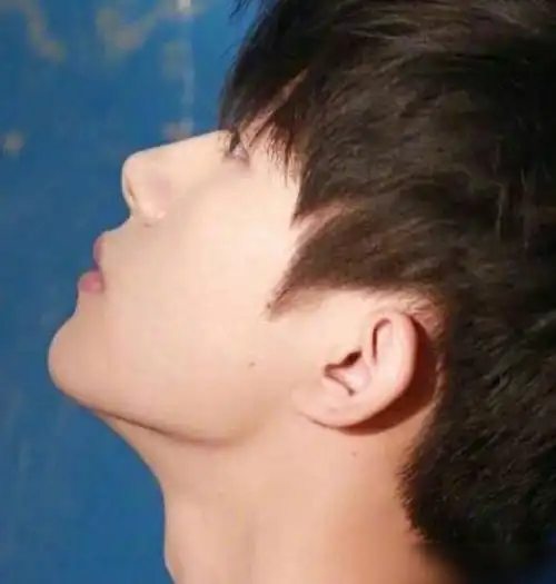 的性格受到了很多人的关注,因为有着娃娃脸的王源,当看到王源的喉结时