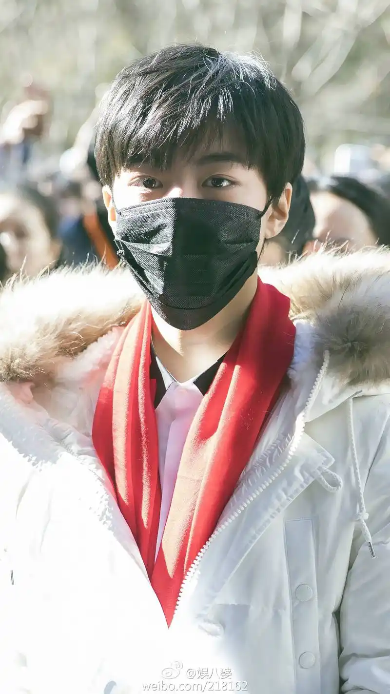 tfboys-王俊凯 昨天艺考排队时也戴了黑口罩,仔细一看.