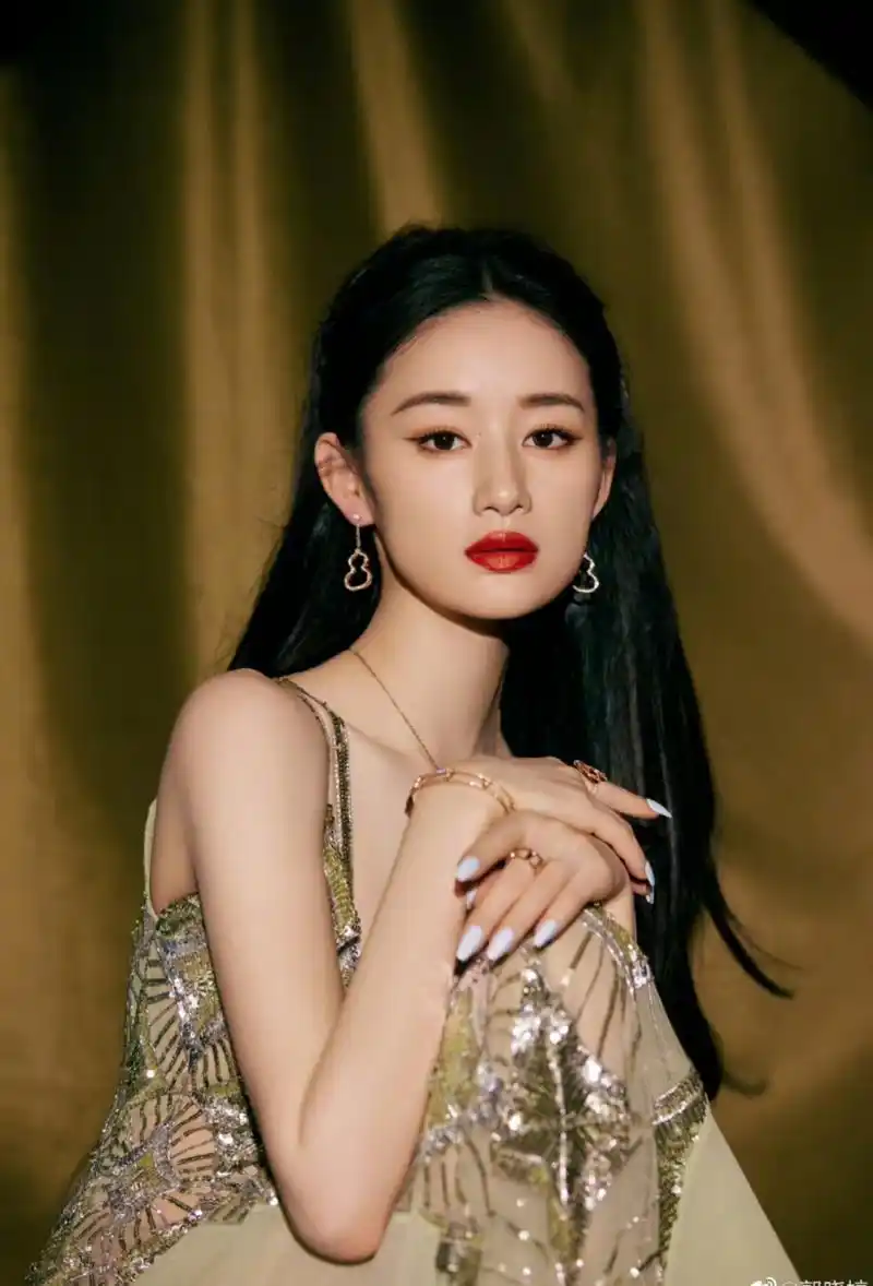 戴着耳环项链看着好高级!那身段妖娆配着吊带裙绝了!#郭晓婷