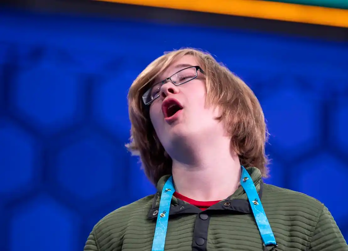 7 2019全美拼字大赛紧张进行中 小选手苦思冥想狂甩表情包