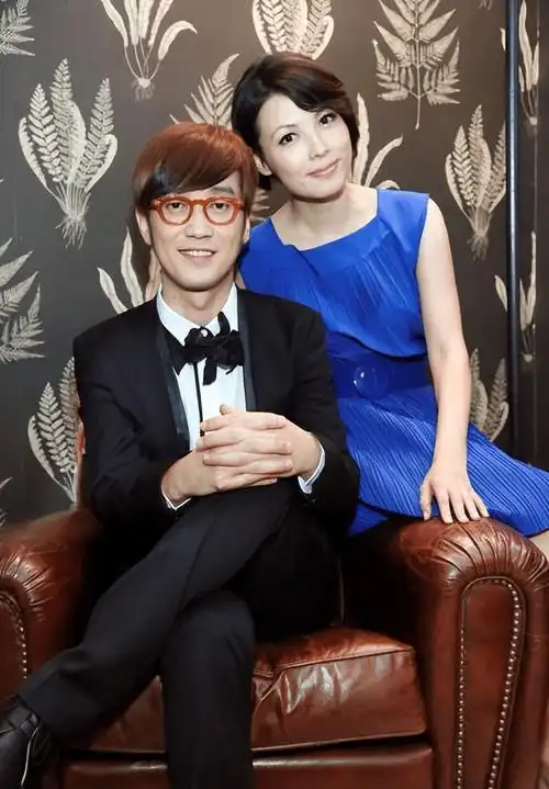 周传雄商演图片,他妻子是空姐,长得很漂亮,说起儿女他满脸骄傲_张信哲