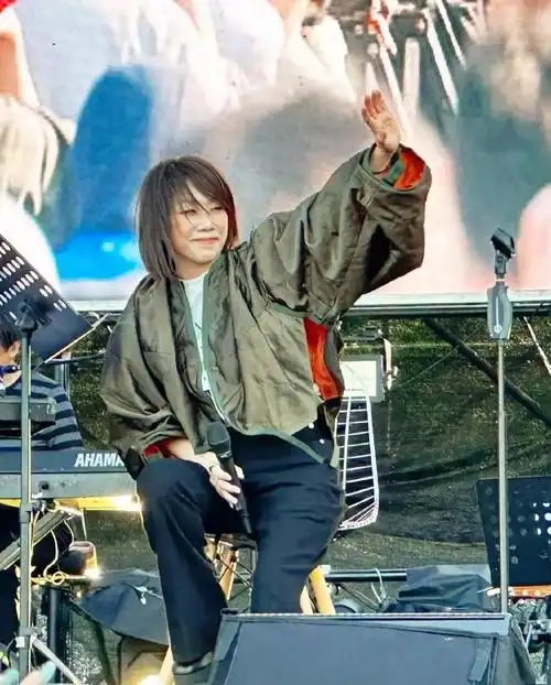 林忆莲演唱会现场,穿着很是接地气!