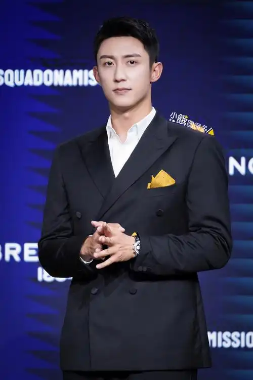 黄景瑜超话20230615#angelababy黄景瑜 百年灵#黄景瑜高清图集4p,西装