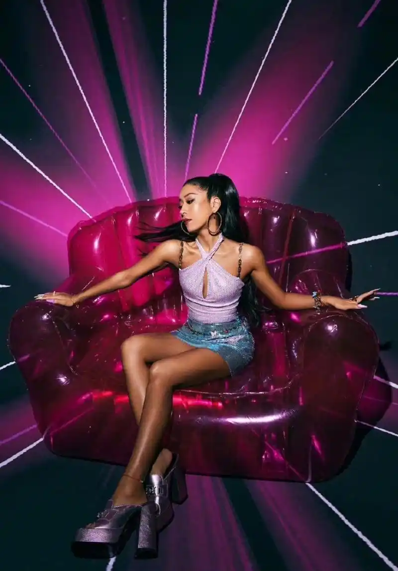 几只蝴蝶】吉克隽逸《天赐的声音》造型释出,一身芭比辣妹套装好闪耀!