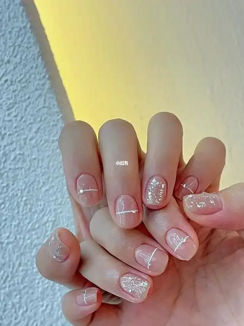 简约清爽耐看短甲款美甲