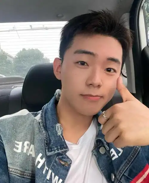 五官俊俏,酷帅有型,一张稚嫩的容颜让人着迷,网友直言:心动了