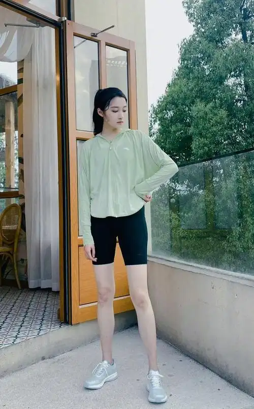 不得不说,关晓彤还是很自律的,这身材也是对得起她的运动呀.