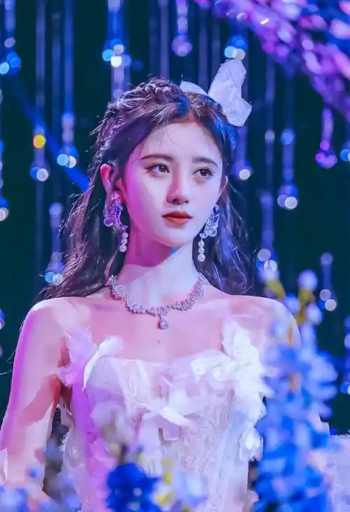 鞠婧祎的"大头"是败笔,穿衣必须垫肩,抹身材裙上镜绝不漏全身_西装_的