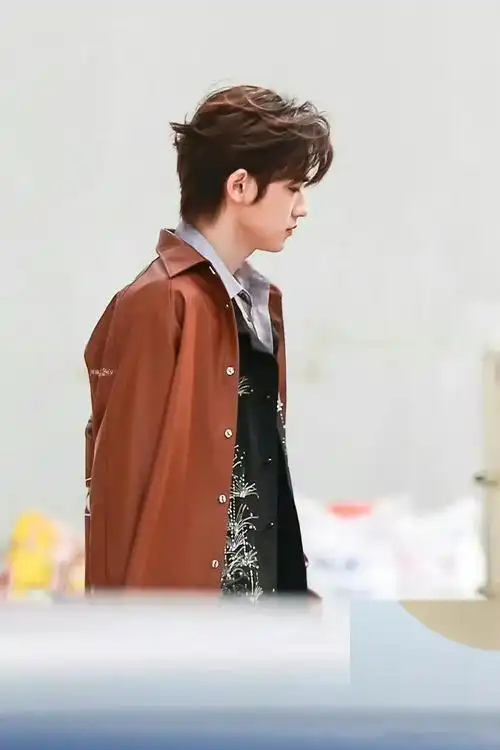 第五位是任嘉伦和成毅两位艺人在微博之夜上的应援,他们谁更有排面呢?