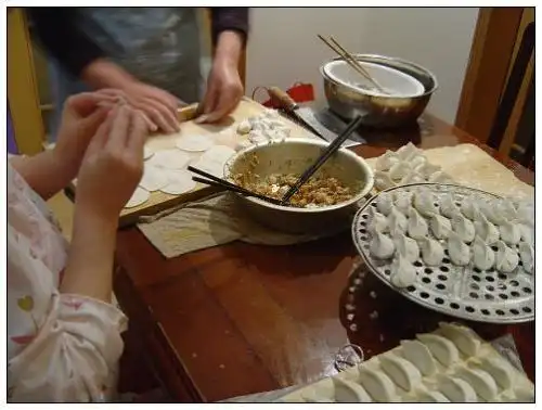 2009年4月6日:今天,我们家包饺子.我高兴地又蹦又跳.