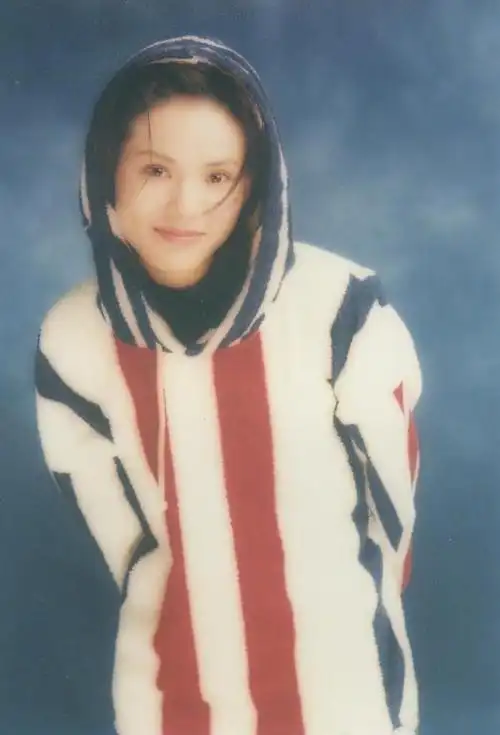 组图:李若彤青涩旧照曝光 短发飒爽笑容甜美有灵气