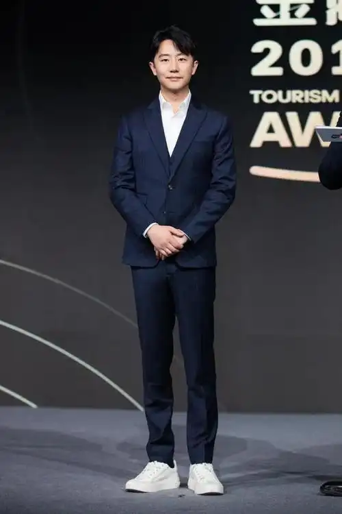 35岁黄轩展现男人沉稳一面,西装造型优雅绅士,帅气十足