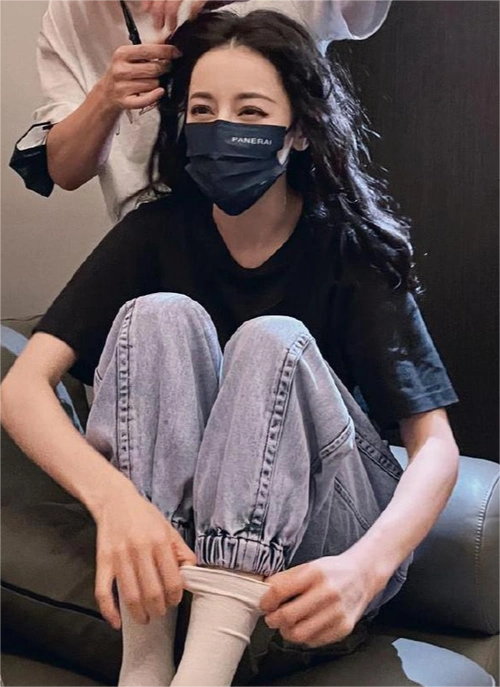 迪丽热巴分享卸妆照,肤白貌美太清新,被赞素颜美人!