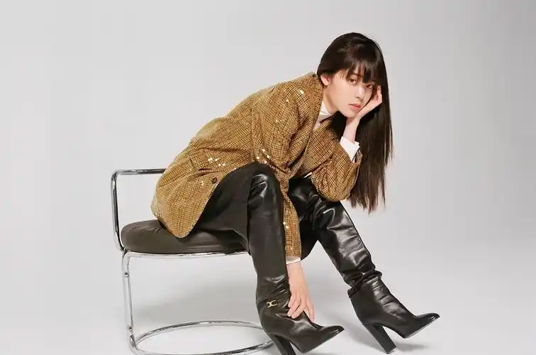 有种惊艳叫欧阳娜娜的齐刘海本以为甜美其实可以帅气