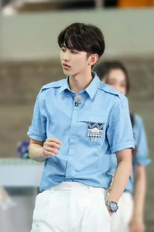 组图:蔡徐坤《奔跑吧》剧照 蓝衬衫搭白裤干净清爽