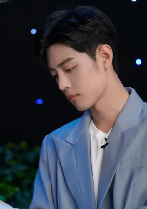 x玖少年团肖战daytoy笑的也好甜清爽帅气,优越侧颜真的绝