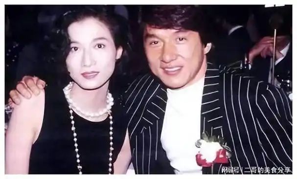 成龙断崖式衰老,白发苍苍像80岁老头,网友泪目:我不能接受!