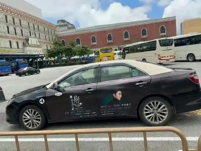 蔡徐坤高领毛衣外的链条好闪##澳门出租车上的蔡徐坤