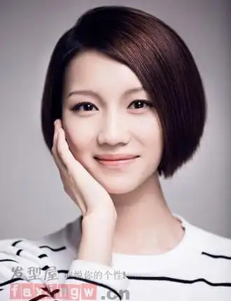 这款清爽干练的女生波波头发型,头发颜色染成棕色系的,清新雅致,三七