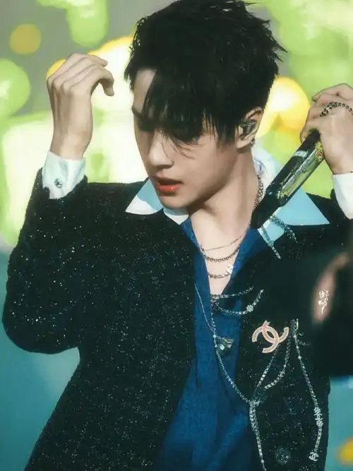 王一博在乐华十二周年的《无感》舞台