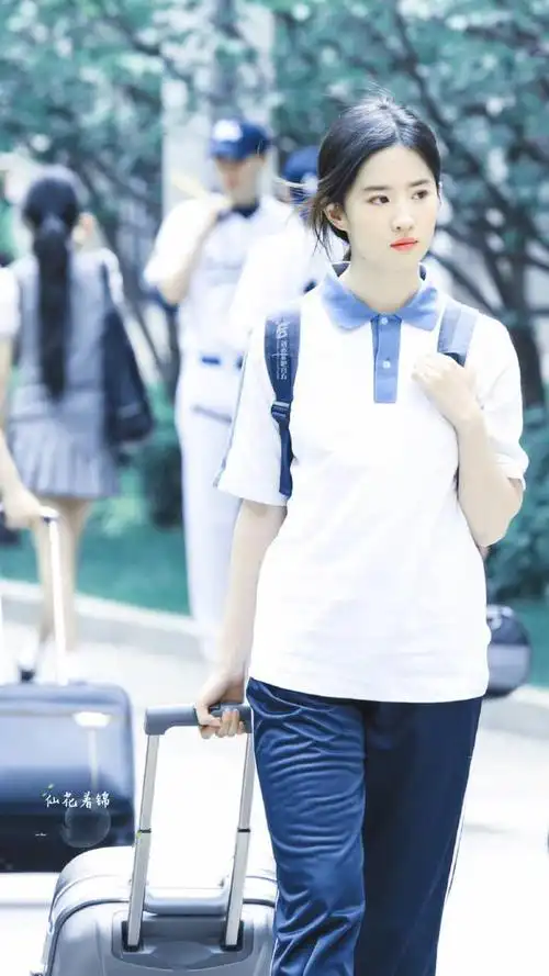 穿上校服的刘亦菲 ,这简直就是大家心目中初恋的样子!