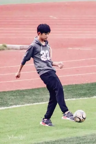 易烊千玺的新海报出炉,这次是和足球合影助力世界杯