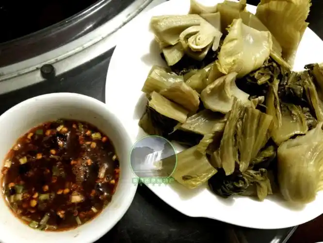 或者直接来份酸菜配上一碗好吃的辣椒水,直接酸菜沾辣椒也是很好吃的