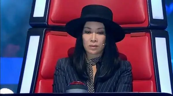 时髦大半年    上周中国好声音盲选收官战,那英老师系了一条saint