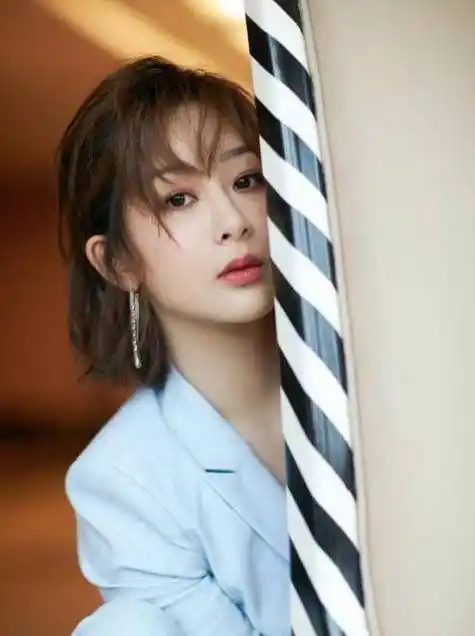 刘诗诗短发造型好显嫩,搭配童颜脸像回到17岁,扎马尾已经out了_发型