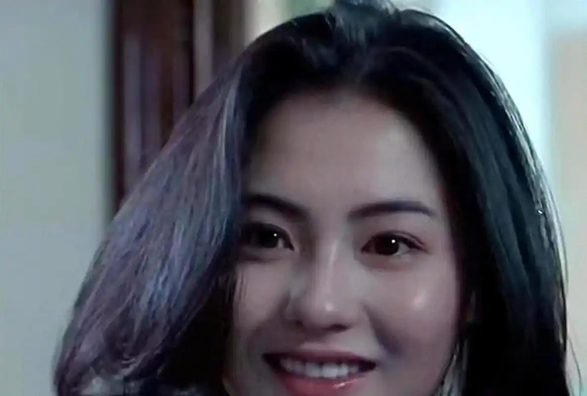 尽管嗓音有些沙哑,年轻时的张柏芝颜值非常出众.