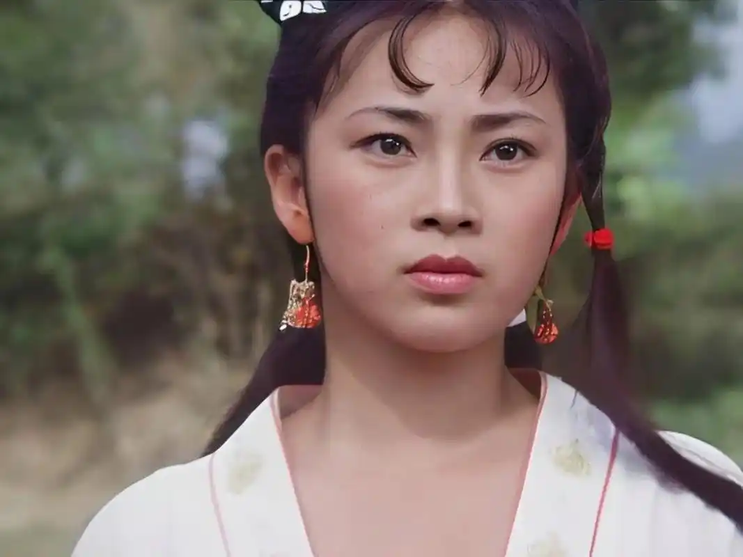 李连杰晒妻子近照,61岁利智衰老似奶奶,62岁黄秋燕依旧美艳动人