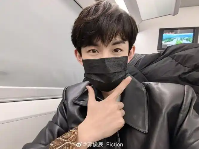 郭俊辰突如其来的自拍##郭俊辰晒自拍三宫格