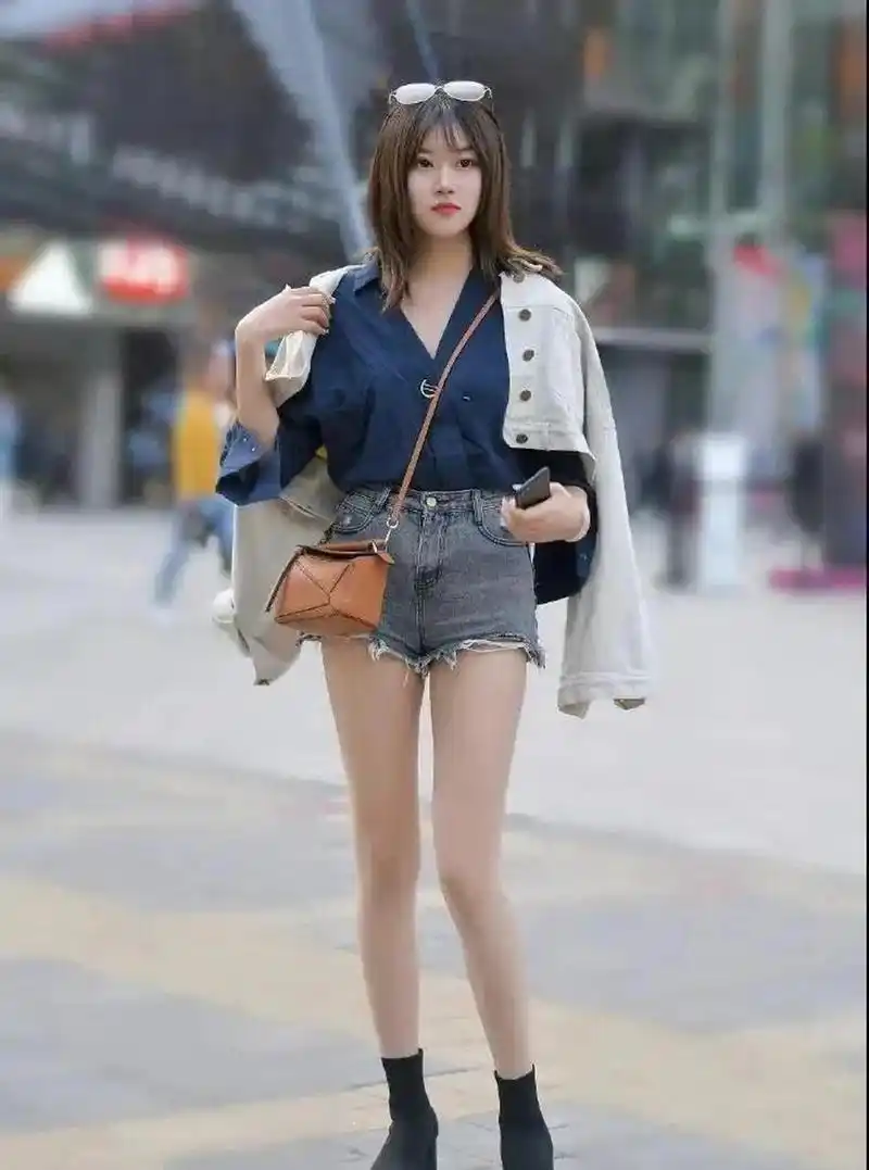 穿热裤的时尚女生