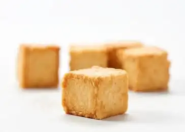 白色背景上摆放的丸子鱼豆腐