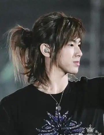 流行发型 马尾 >> 男生后梳马尾发型图片 向后梳的男生发型 亚洲男士