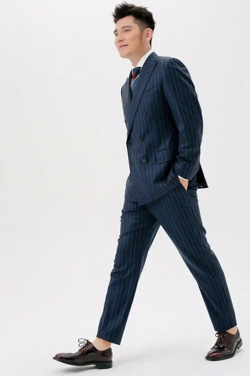 8月25日,近期因体重问题备受关注的钱枫在微博晒出一组新写真,不同于