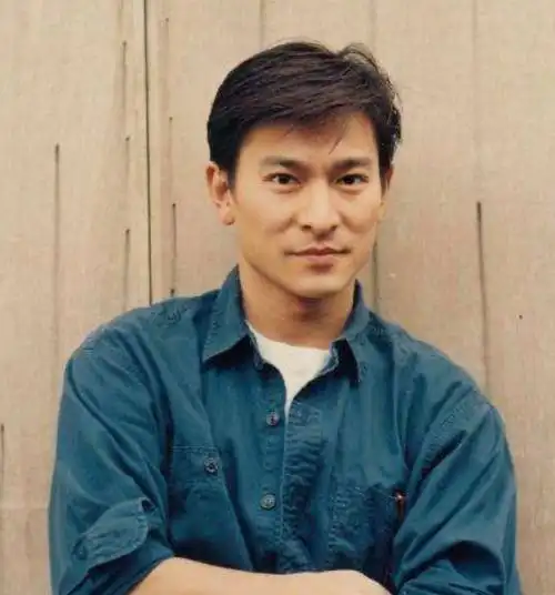 60岁刘德华早餐仅啃半个玉米,穿百元棉服太朴素,跷二郎腿仍优雅