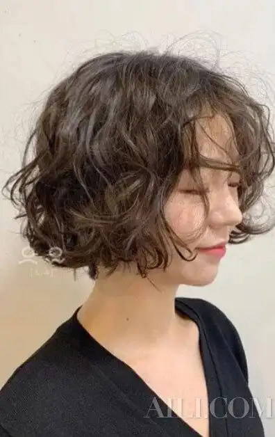 不爱通俗发型的女孩,这款真的可以尝试娃娃烫看看!