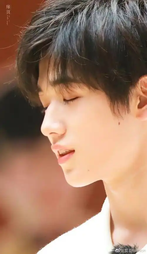 宋亚轩镜头下的秋天随拍