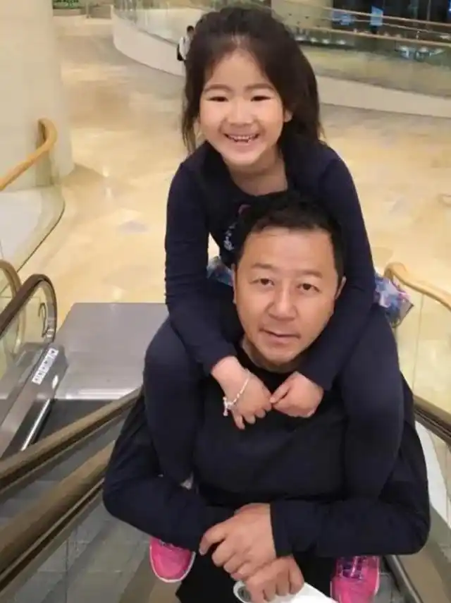 郭涛10岁女儿放飞自我,穿短裙乱舞动作大胆,现场走t台姿态妖娆_郭懿文