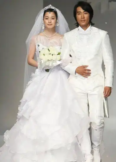 宋承宪金泰熙结婚照 两人携手拍摄婚纱照被赞太养眼