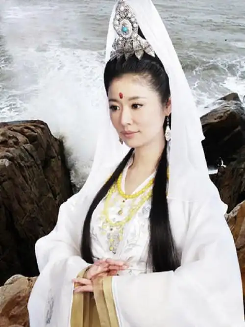 76 图片来源于网络林心如这观音,在琥珀蜜蜡的衬托下,更有慈悲的