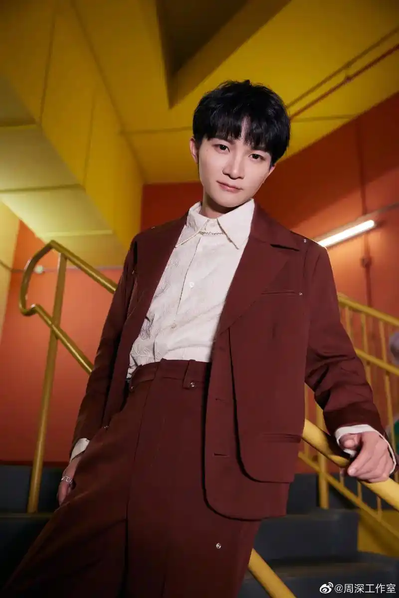 向全世界安利 #周深 #周深跨年好忙 江苏卫视的帅深深来咯 - 抖音