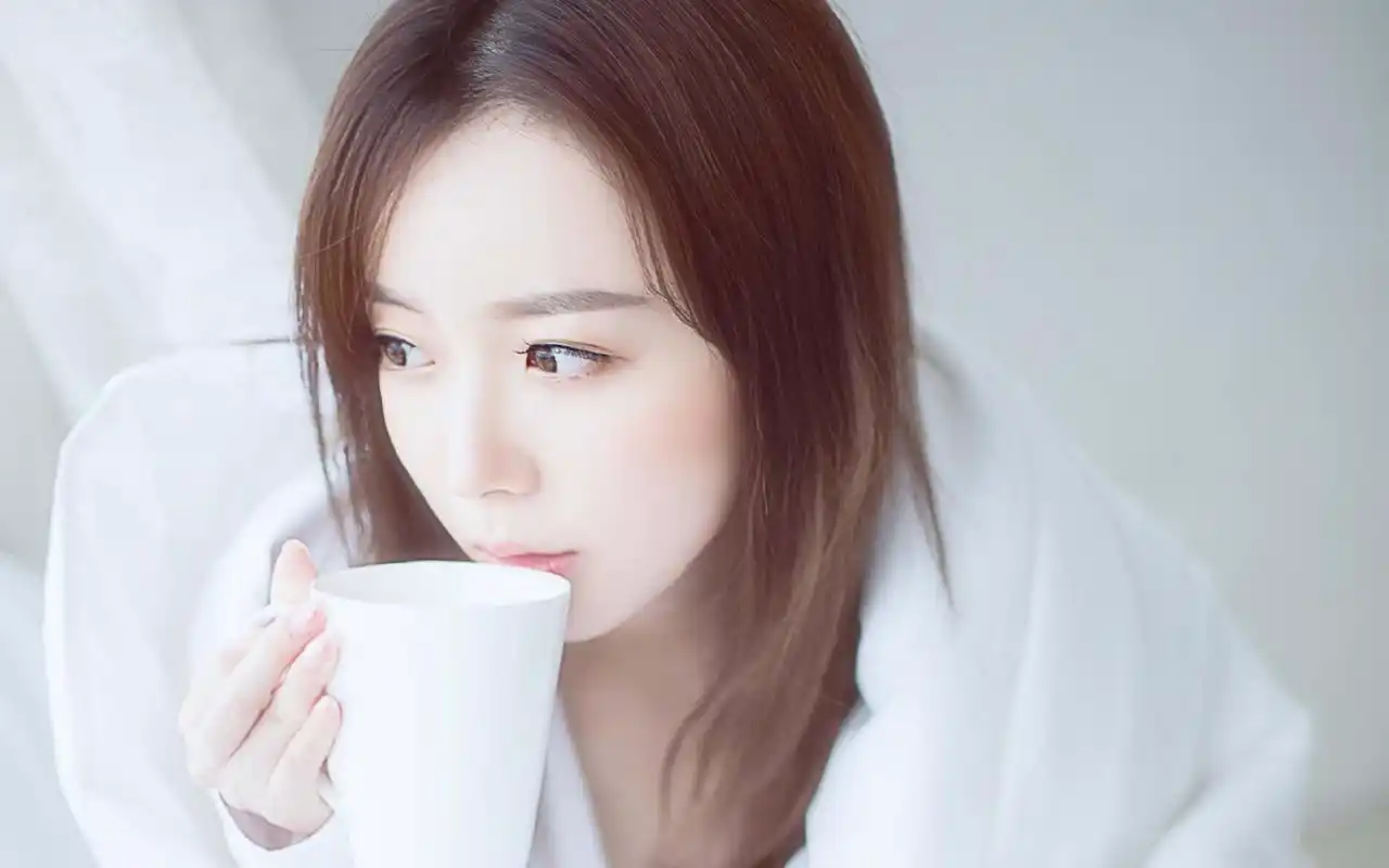 性感白衬衣美女床上诱惑写真图片壁纸,清纯唯美的长发美女,白色衬衫